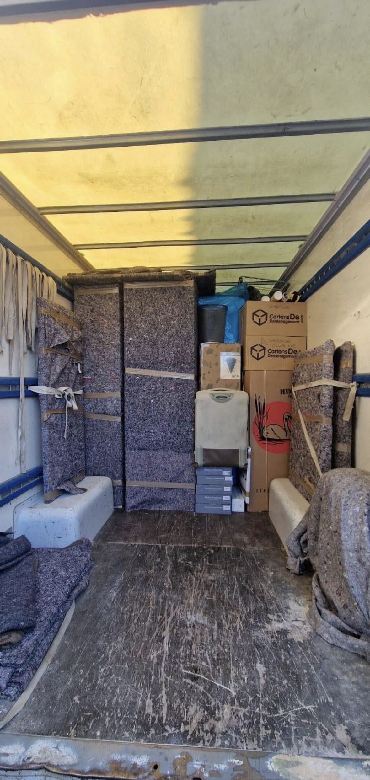 Camion chargé avec soin pour un déménagement