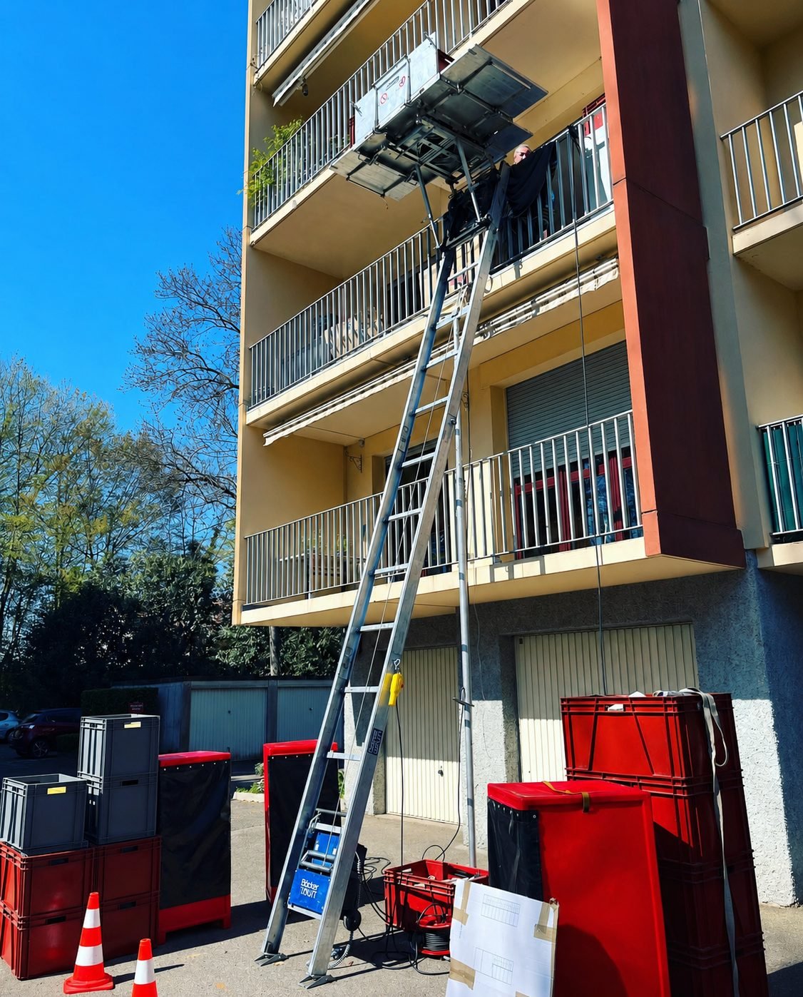 Monte-meuble utilisé pour un déménagement en étage à Nice